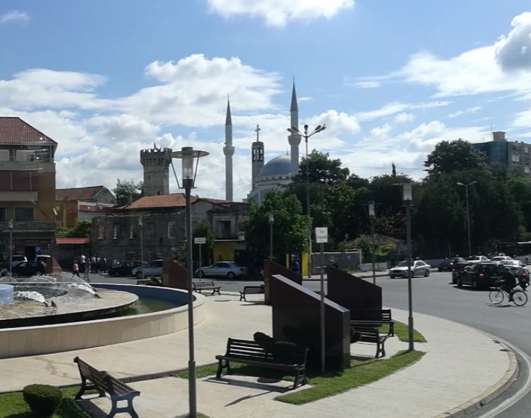 Tik Škoderio mieste galima pamatyti Katedros kryžių tarp mečetės minaretų